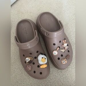 NEW CROCS Classic Crush Clog Platform Men's 7 Women's 9 Color Latte/Beige W Pins